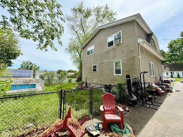 14 Ellington St, Agawam, MA 01001
