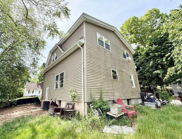 14 Ellington St, Agawam, MA 01001