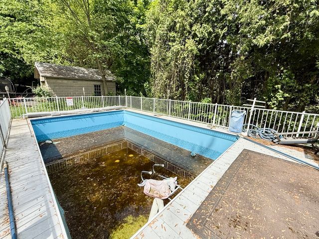 14 Ellington St, Agawam, MA 01001