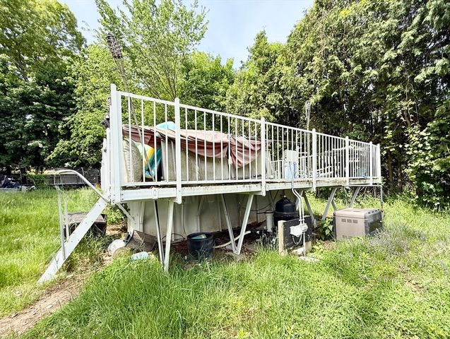 14 Ellington St, Agawam, MA 01001