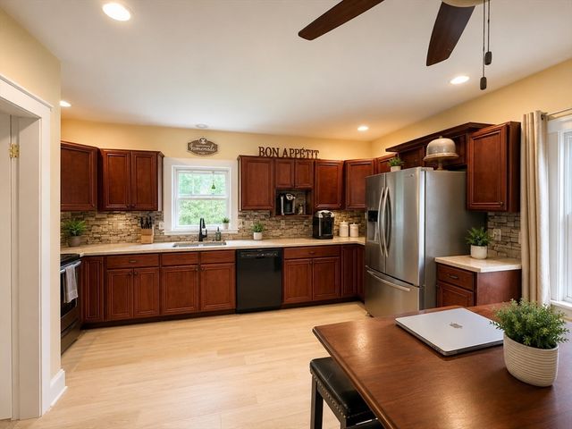 14 Ellington St, Agawam, MA 01001