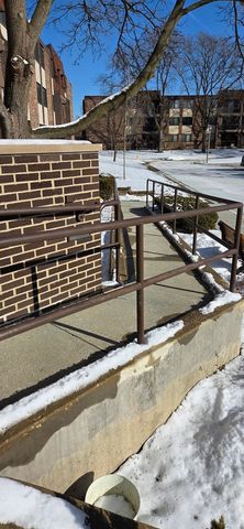 450 Raintree Court 2M, Glen Ellyn, IL 60137