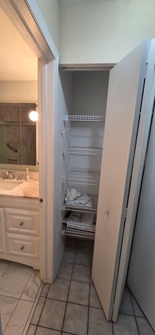 450 Raintree Court 2M, Glen Ellyn, IL 60137