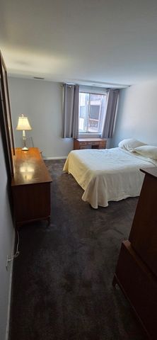 450 Raintree Court 2M, Glen Ellyn, IL 60137