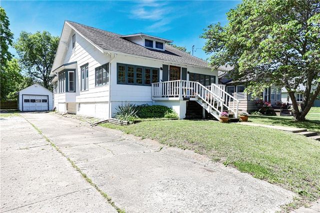 827 Pacific Avenue, Osawatomie, KS 66064