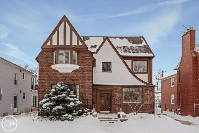 943 Harcourt Road, Grosse Pointe Park, MI 48230