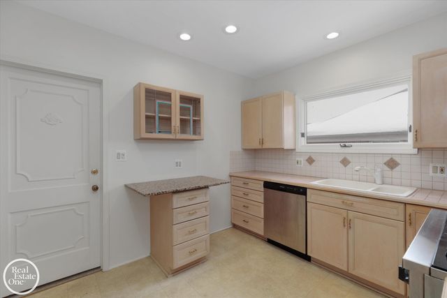 943 Harcourt Road, Grosse Pointe Park, MI 48230