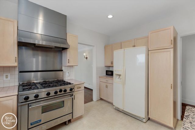 943 Harcourt Road, Grosse Pointe Park, MI 48230