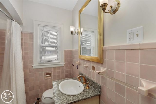 943 Harcourt Road, Grosse Pointe Park, MI 48230