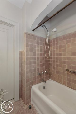 943 Harcourt Road, Grosse Pointe Park, MI 48230