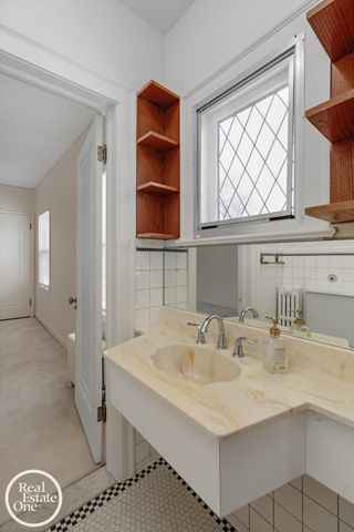 943 Harcourt Road, Grosse Pointe Park, MI 48230