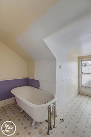 943 Harcourt Road, Grosse Pointe Park, MI 48230