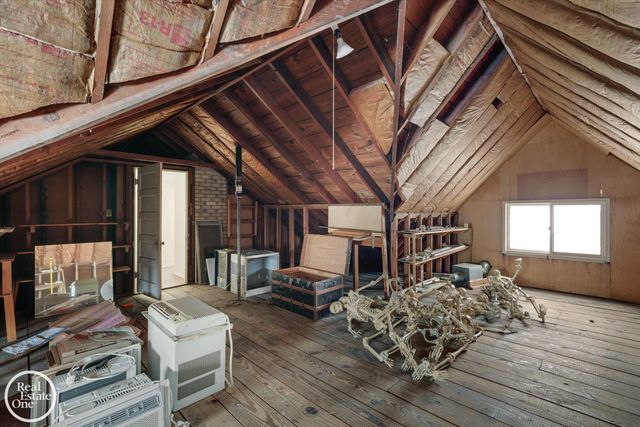 943 Harcourt Road, Grosse Pointe Park, MI 48230