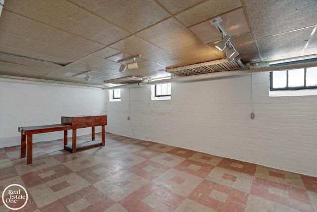 943 Harcourt Road, Grosse Pointe Park, MI 48230