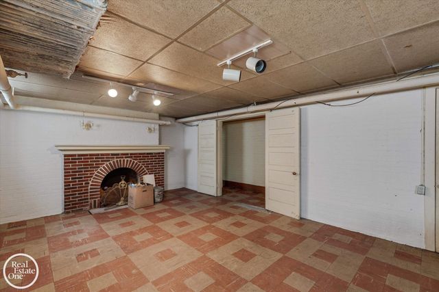 943 Harcourt Road, Grosse Pointe Park, MI 48230