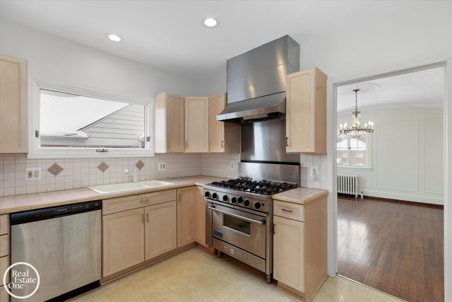 943 Harcourt Road, Grosse Pointe Park, MI 48230