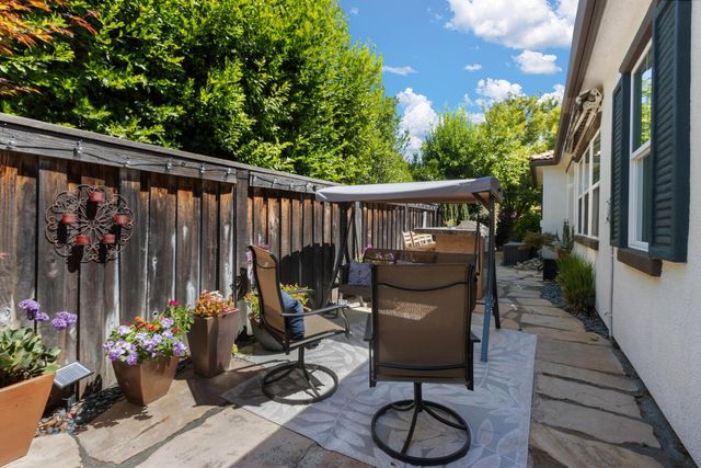 8081 Linda Isle Ln, Sacramento, CA 95831