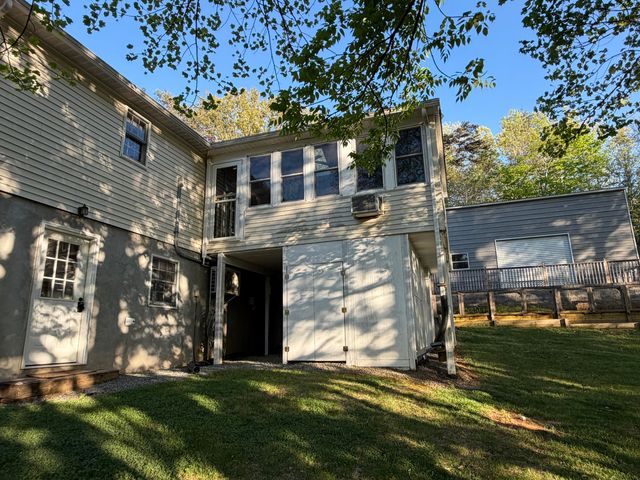 95 Indian Pointe DR, Hardy, VA 24101