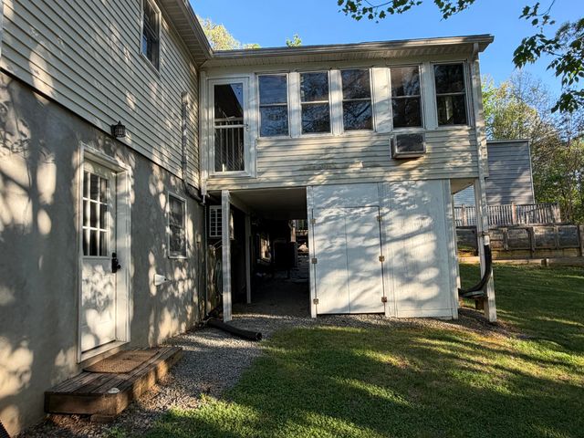 95 Indian Pointe DR, Hardy, VA 24101