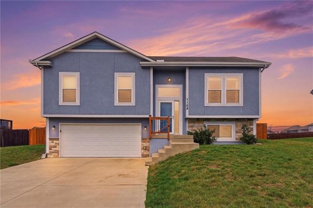 1104 SW 10th Terrace, Oak Grove, MO 64075