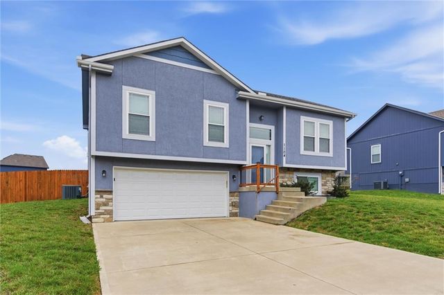 1104 SW 10th Terrace, Oak Grove, MO 64075