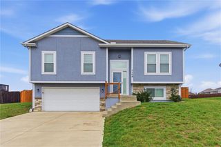 1104 SW 10th Terrace, Oak Grove, MO 64075