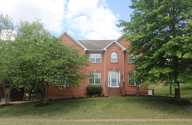 215 Crooked Creek Ln, Hendersonville, TN 37075