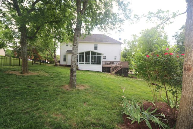 215 Crooked Creek Ln, Hendersonville, TN 37075