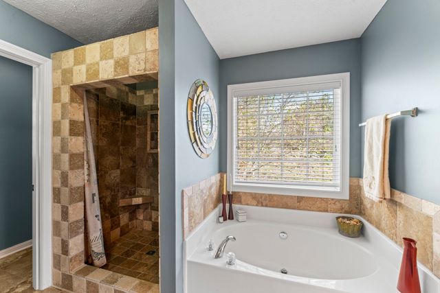 215 Crooked Creek Ln, Hendersonville, TN 37075