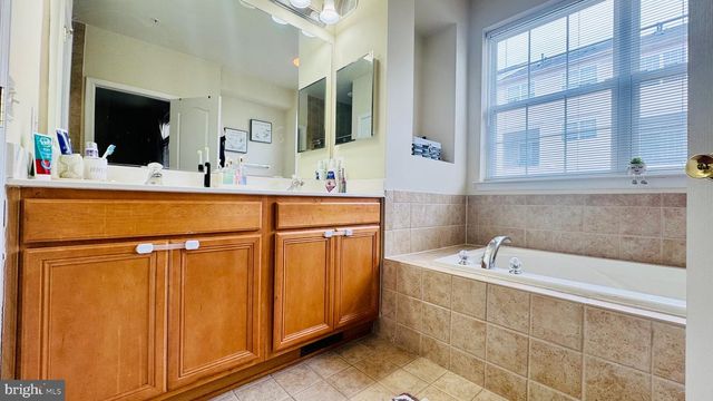 4426-A BEECHSTONE LN, Fairfax, VA 22033