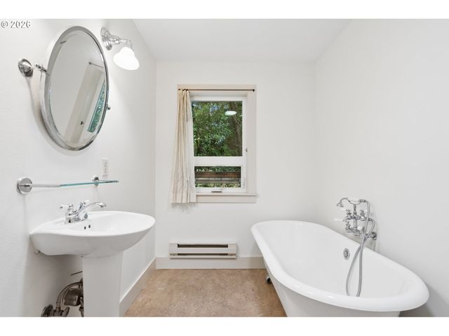 34125 E HISTORIC COLUMBIA RI Hwy, Corbett, OR 97019