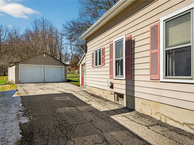 30 Elm St, Perry, NY 14530