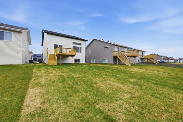 6722 Meadow View Drive S, Fargo, ND 58104