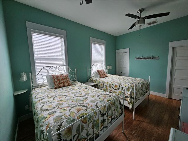 833 Kahla Drive, Crystal Beach, TX 77650