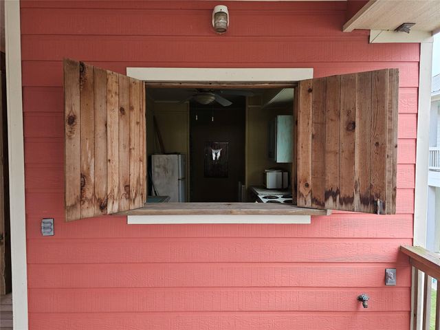 833 Kahla Drive, Crystal Beach, TX 77650