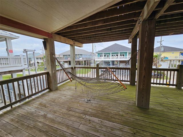 833 Kahla Drive, Crystal Beach, TX 77650