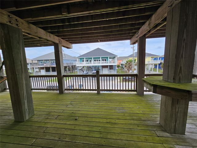 833 Kahla Drive, Crystal Beach, TX 77650