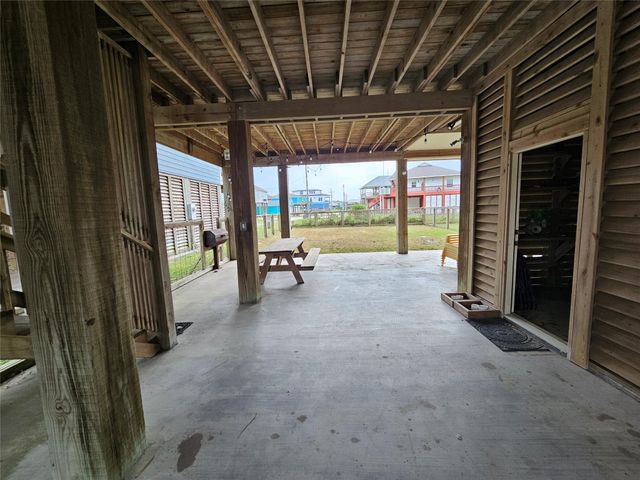 833 Kahla Drive, Crystal Beach, TX 77650