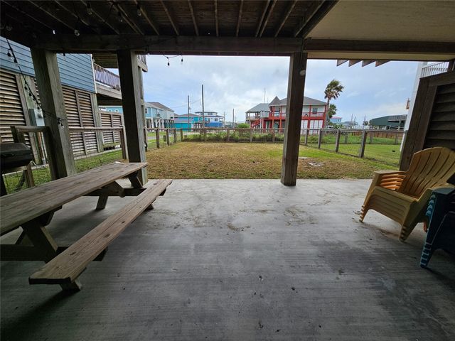 833 Kahla Drive, Crystal Beach, TX 77650