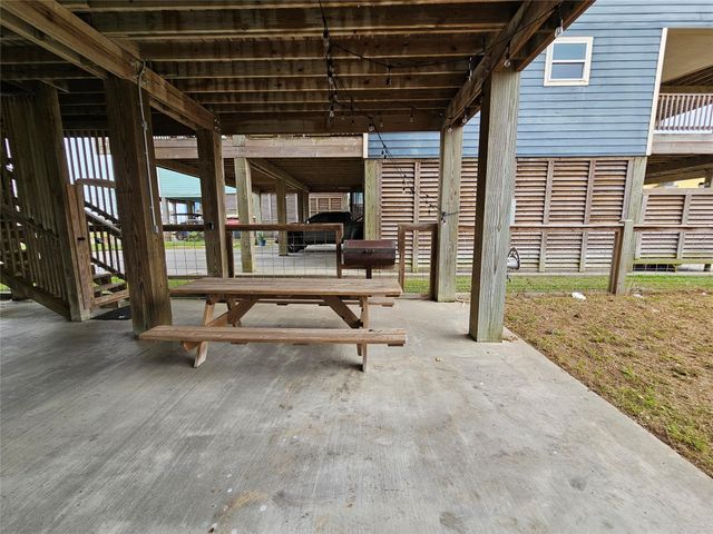 833 Kahla Drive, Crystal Beach, TX 77650