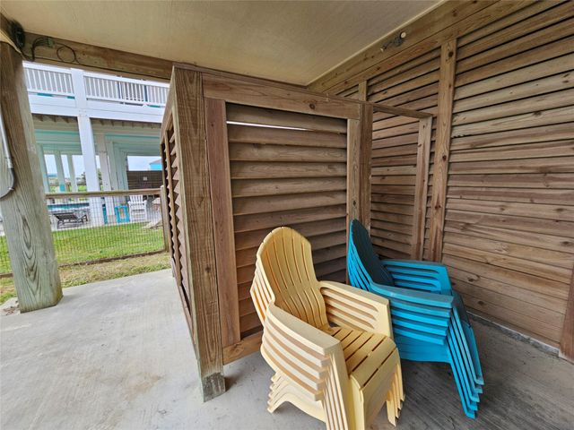 833 Kahla Drive, Crystal Beach, TX 77650