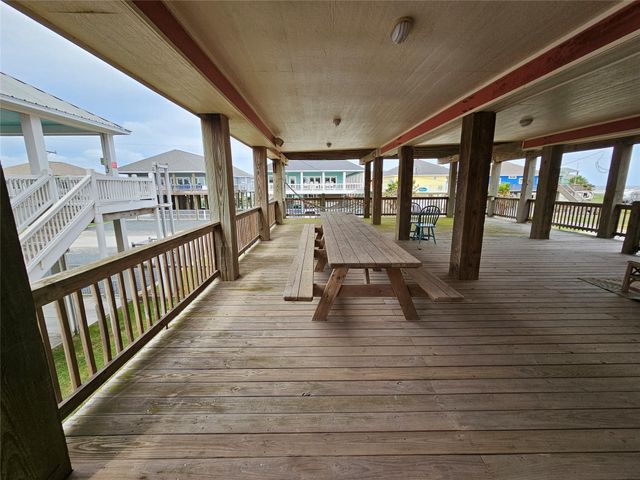 833 Kahla Drive, Crystal Beach, TX 77650