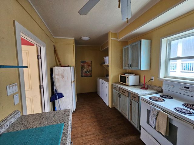 833 Kahla Drive, Crystal Beach, TX 77650