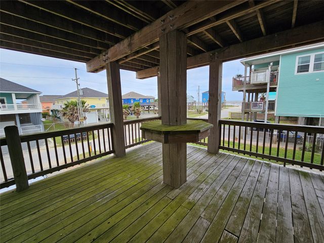 833 Kahla Drive, Crystal Beach, TX 77650