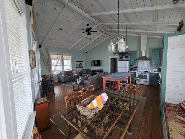 833 Kahla Drive, Crystal Beach, TX 77650