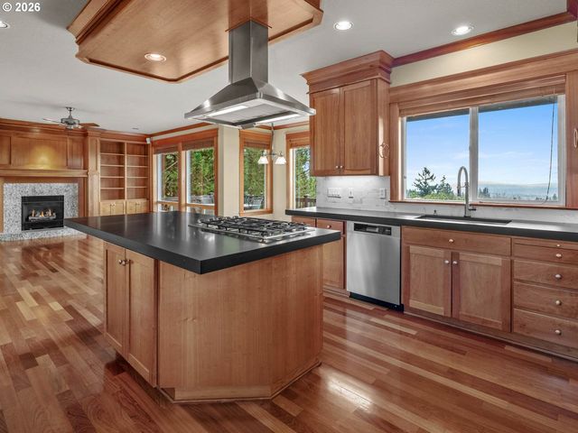 1815 Nw ROSEFINCH Ln, Portland, OR 97229