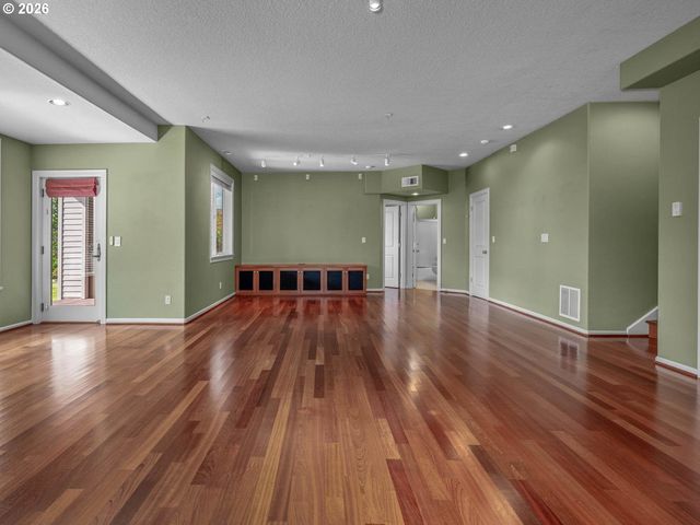 1815 Nw ROSEFINCH Ln, Portland, OR 97229