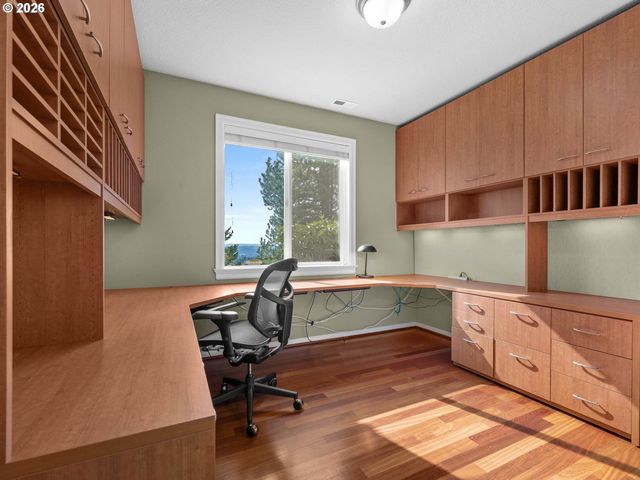 1815 Nw ROSEFINCH Ln, Portland, OR 97229