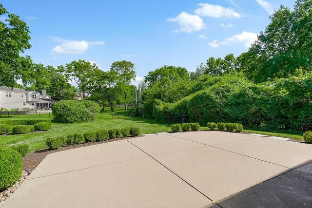 907 W 113th Terrace, Kansas City, MO 64114