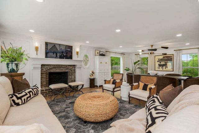 907 W 113th Terrace, Kansas City, MO 64114